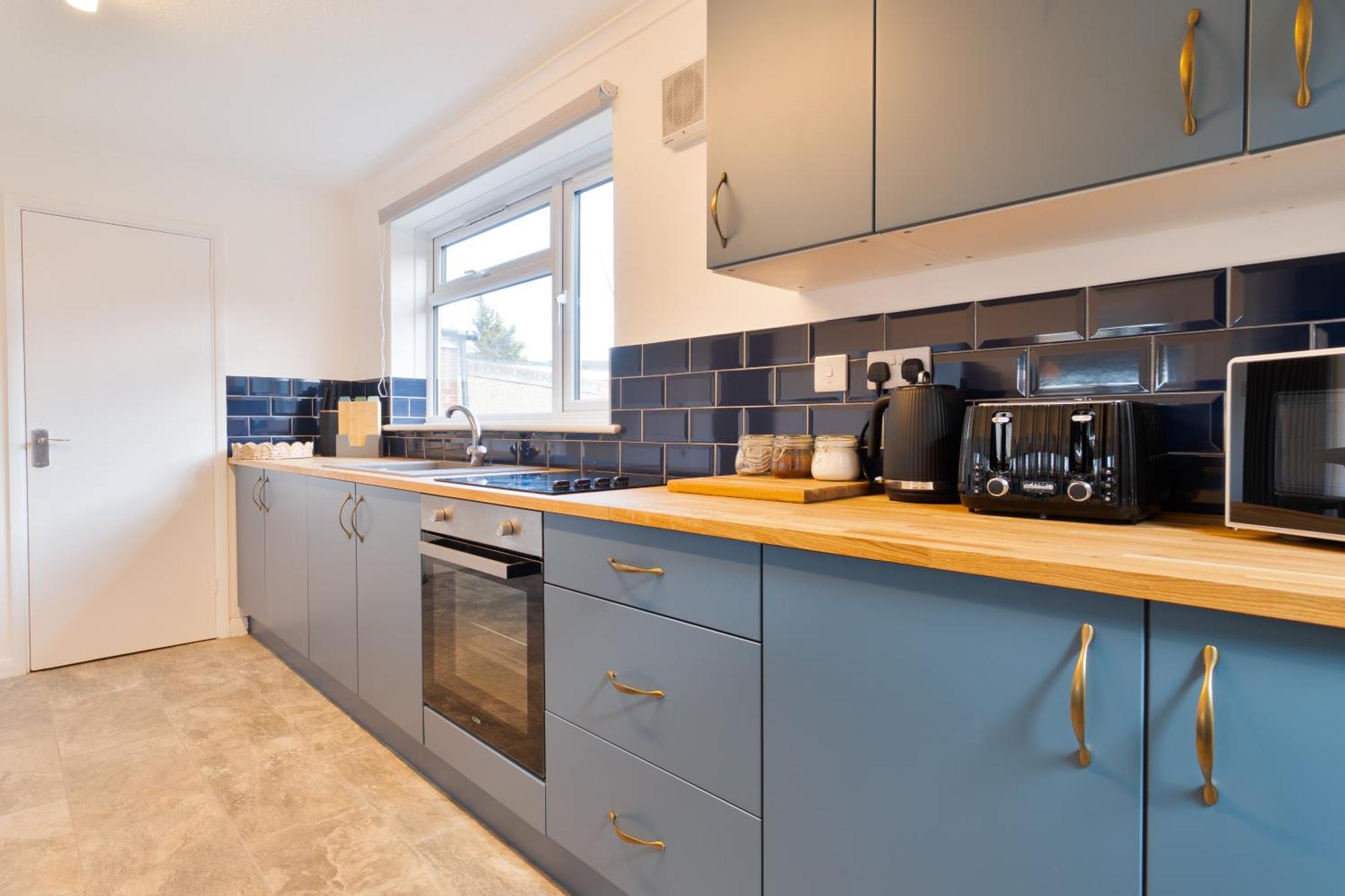 Stylish 4 Bedroom Spacious Retreat With Parking - Sleeps 10 - Families & Contractors Cantorbéry Extérieur photo